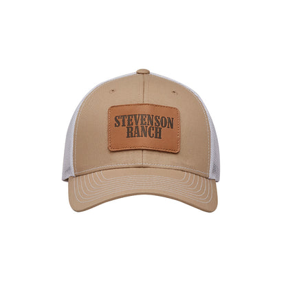 Gorra trucker con parche de cuero (tostado/blanco)