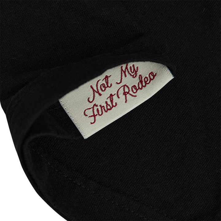 Camiseta con bolsillo desgastado (negro)