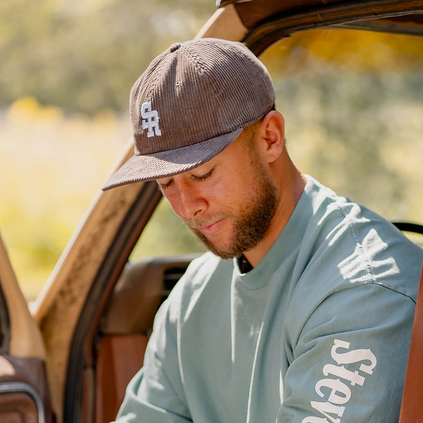 Gorra Strapback de pana (marrón/blanco)