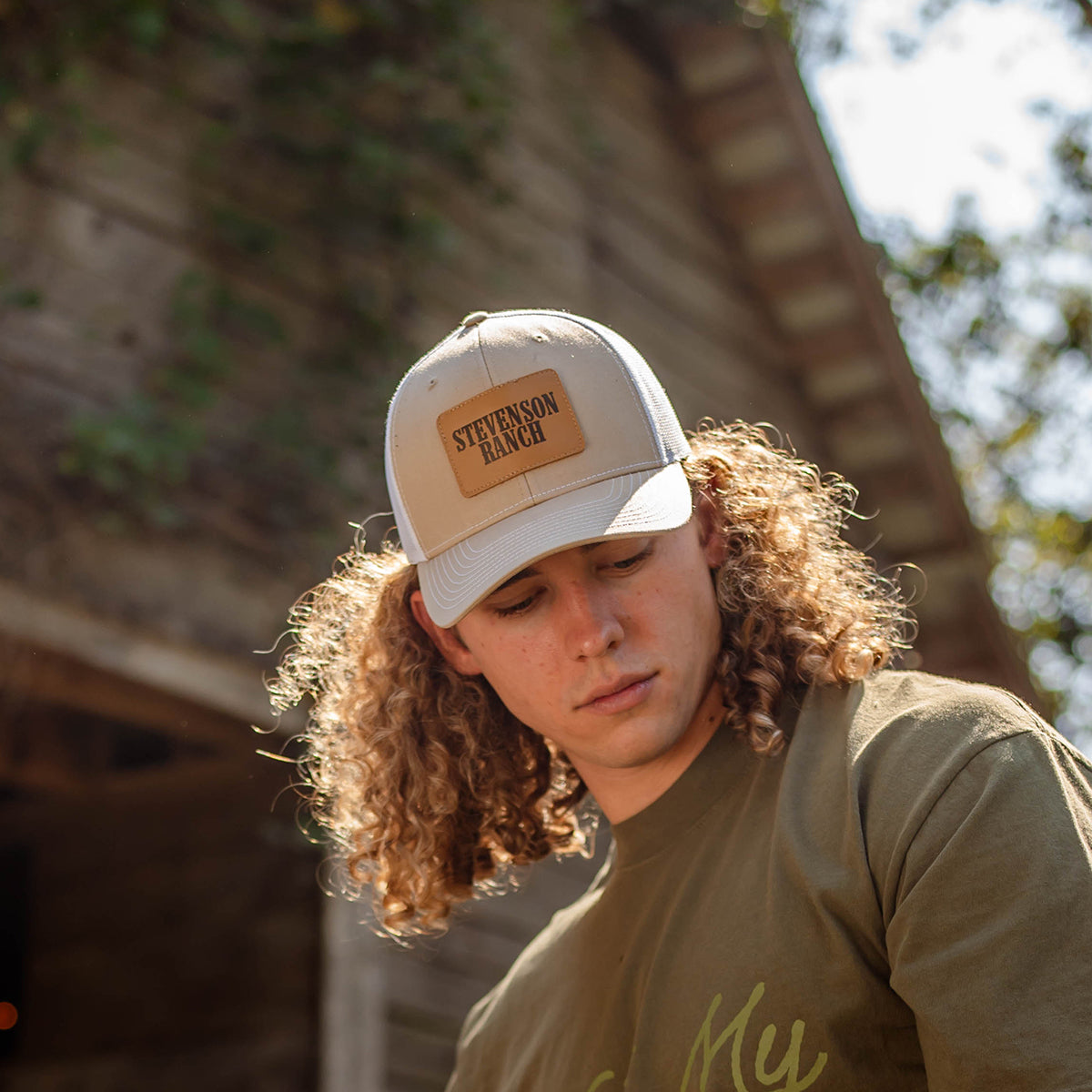 Gorra trucker con parche de cuero (tostado/blanco)